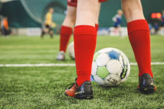 Lapset jalkapalloilemassa