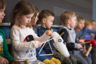 Lapset musisoivat rytmisoittimilla