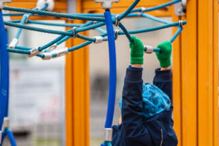 Lapsi kiipeilytelineellä