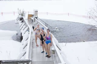 Naiset vilkuttavat laiturilla menossa avantouintiin
